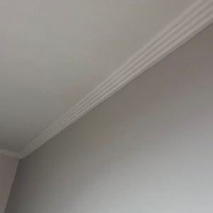 Moldura escalonada de escayola 5,8 x 3,8 x 108 cm instalada en techo