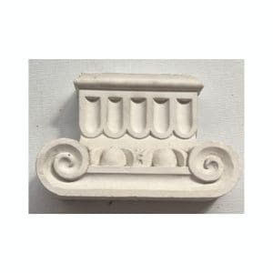 Capitel jónico de escayola con volutas clásicas griegas y acabado artesanal