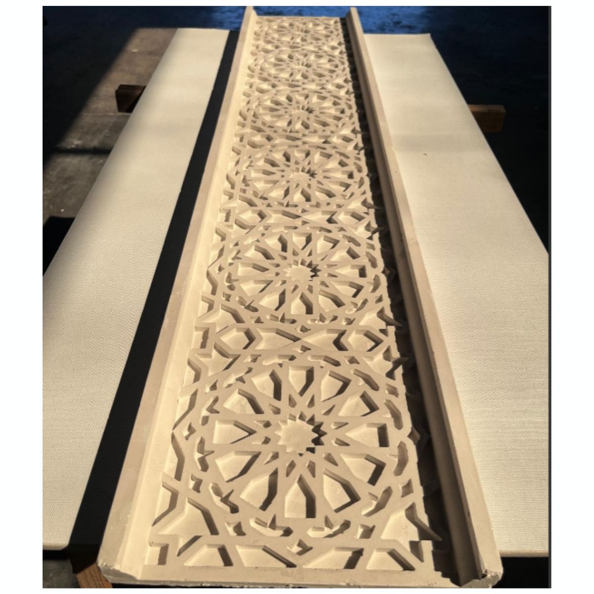 Friso estilo alambra con luz solar