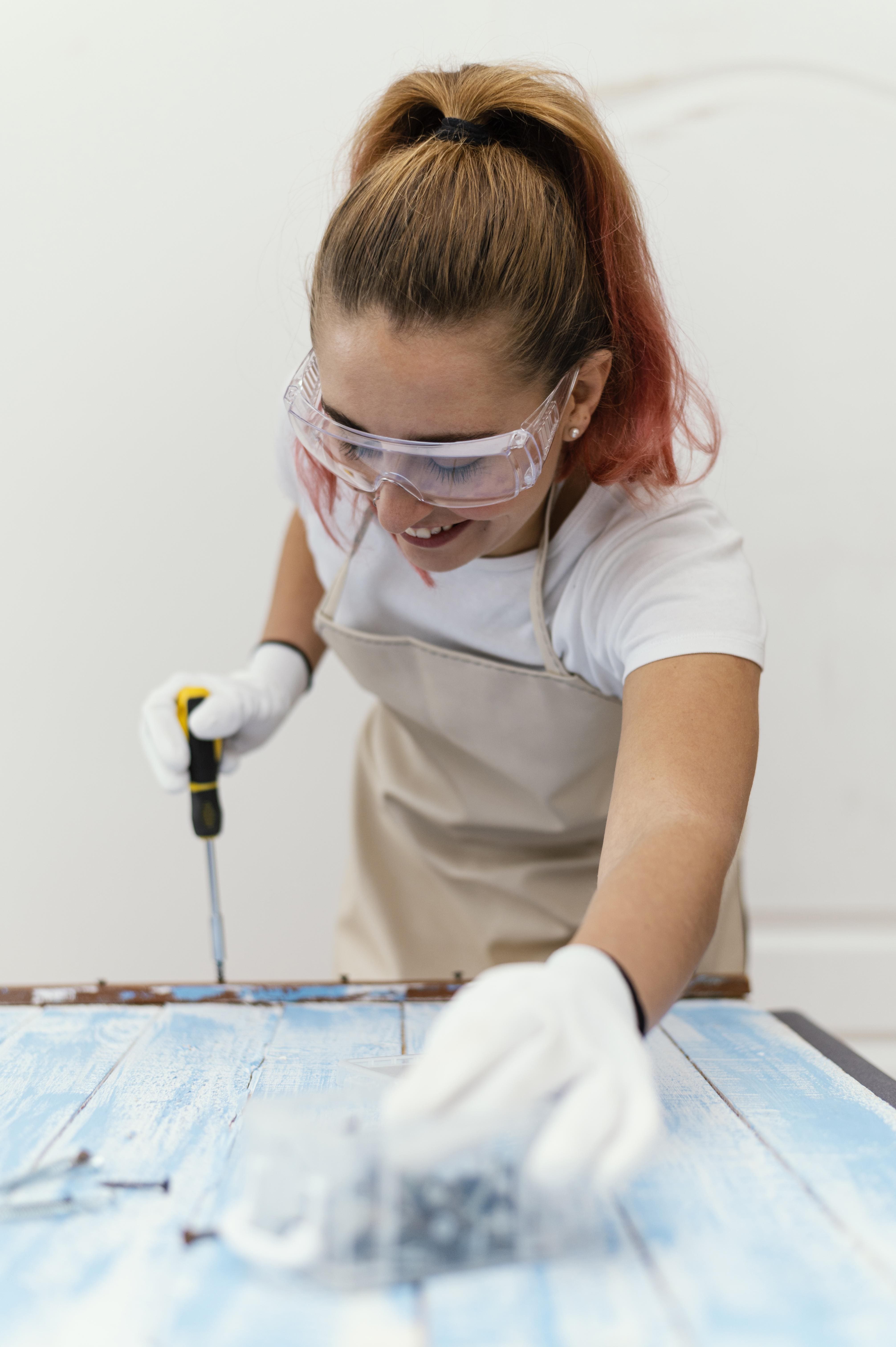 Persona preparando una manualidad para pintar una pieza decorativa, estilo DIY Persona preparando una manualidad para pintar una pieza decorativa, estilo DIY