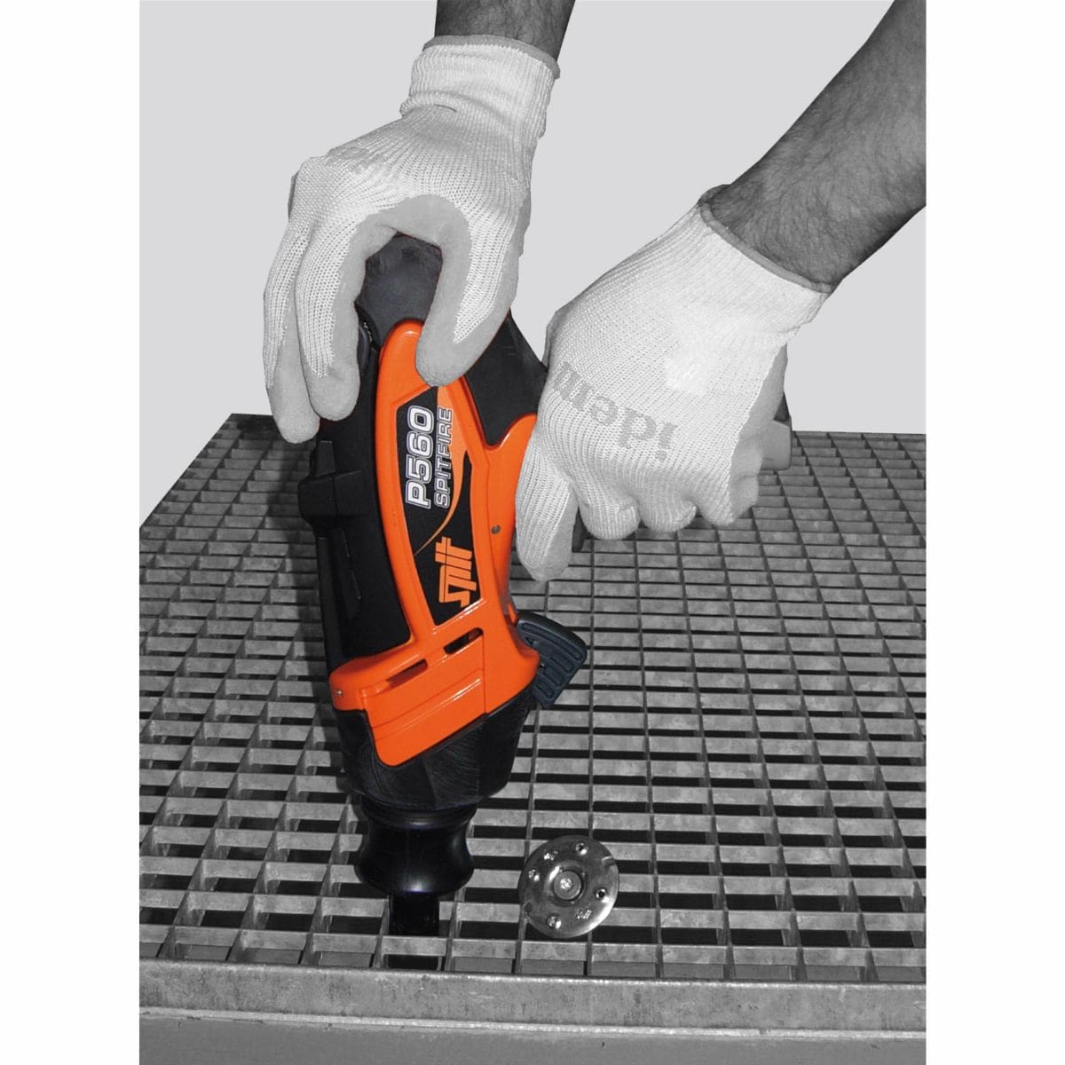 Clavadora de pólvora P560 trabajando en forjado colaborante