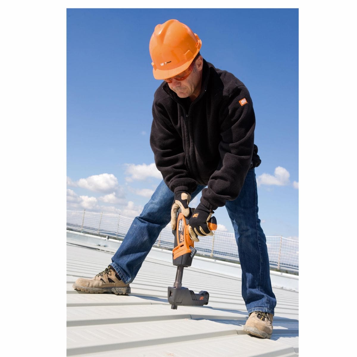 Fijación de cubierta metálica con clavadora de pólvora P560