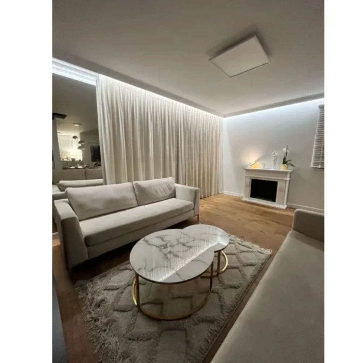 Cortinero liso minimalista con iluminación indirecta en techo moderno