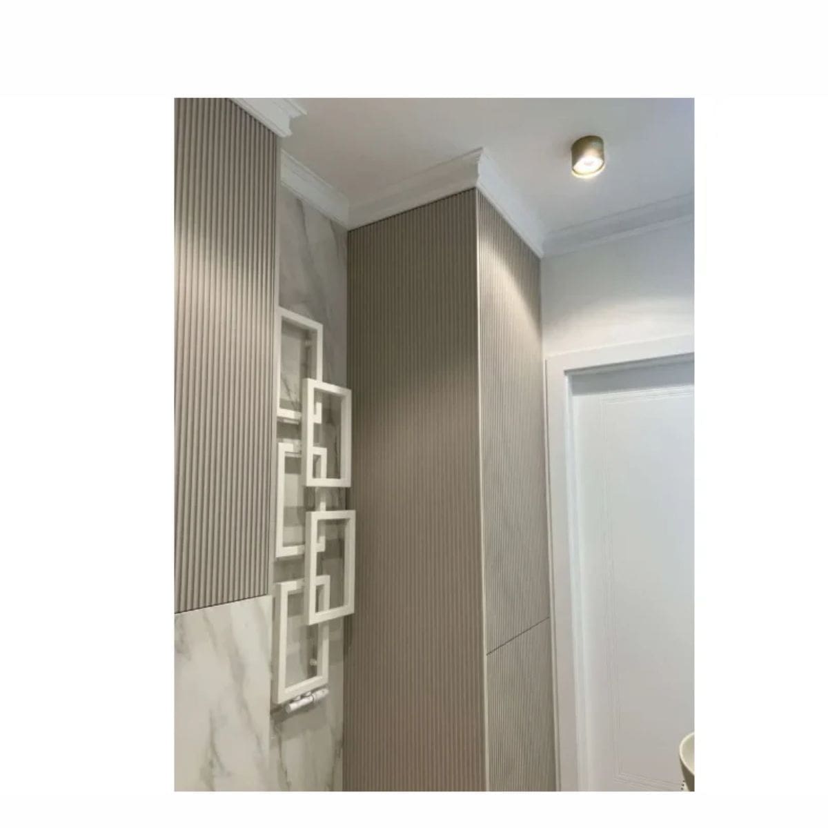 Cortinero tipo friso MD137 en dormitorio con diseño moderno