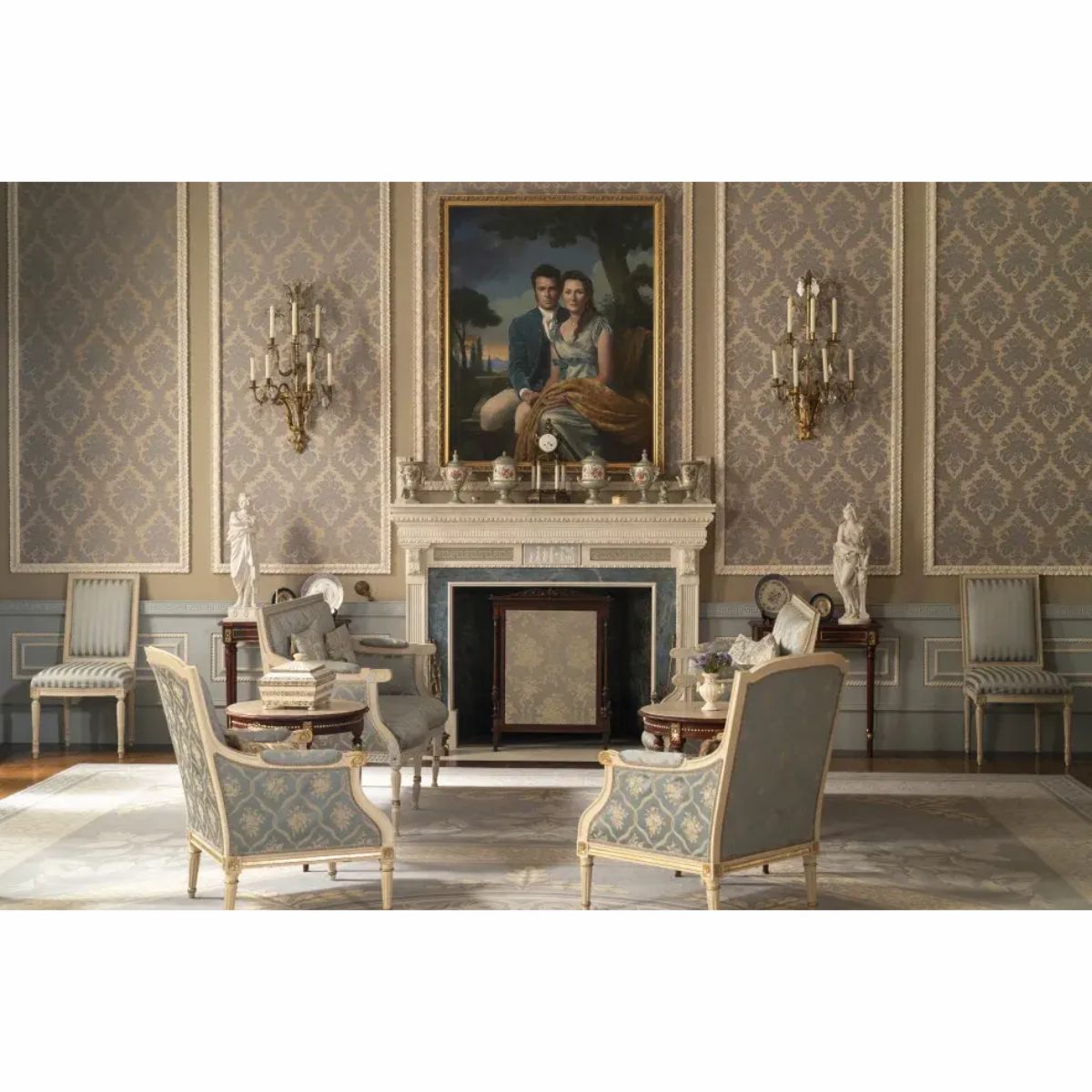 Decoración victoriana en salón con molduras de techo y pared elegantes