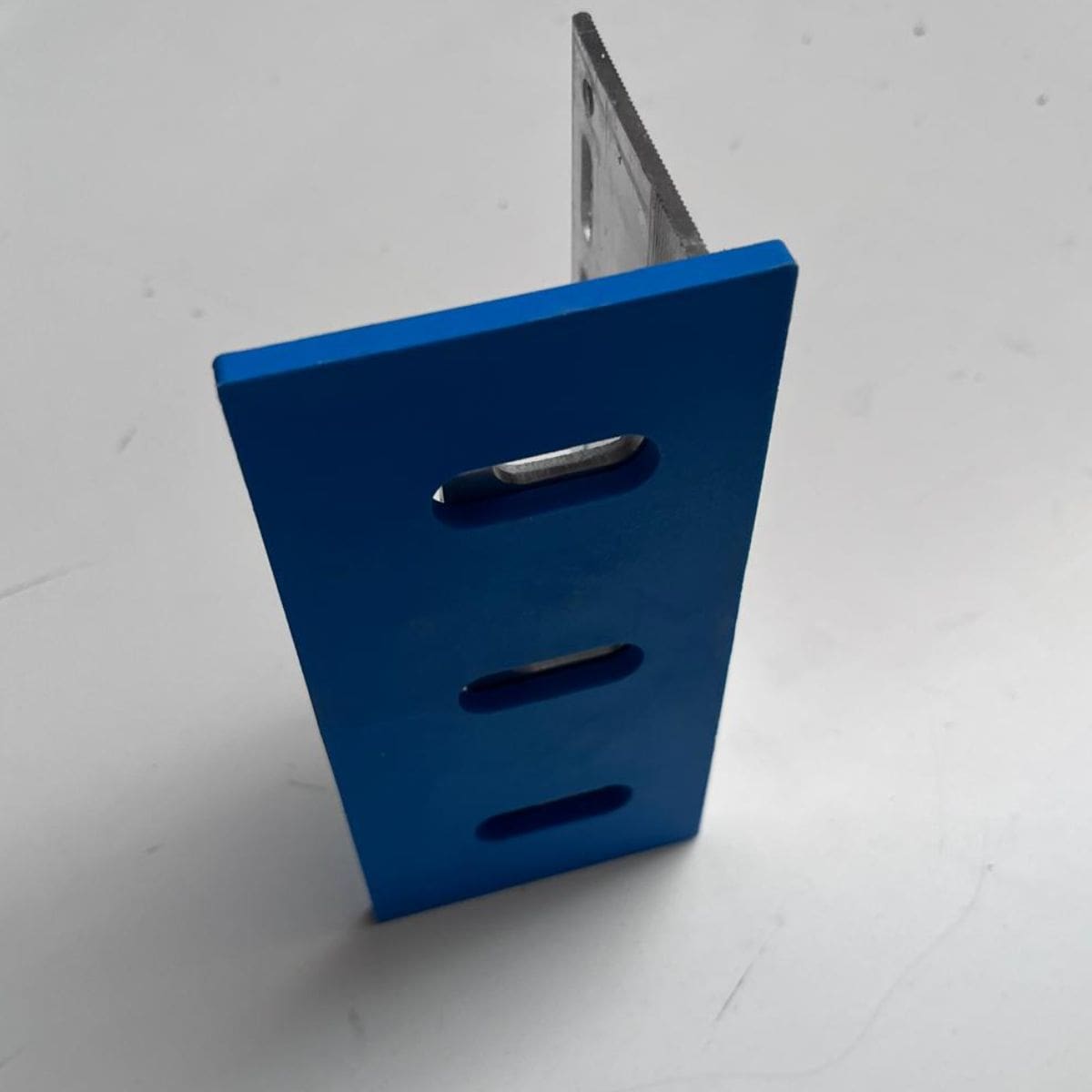 Ménsula de sujeción para fachada ventilada con rotura de puente térmico