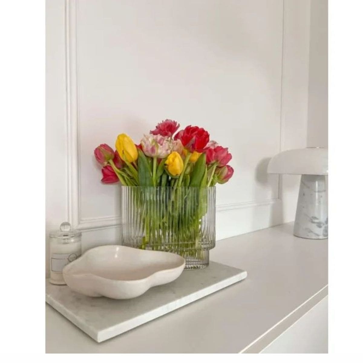 Moldura tipo gota MD413 creando marcos decorativos en pared estilo clásico