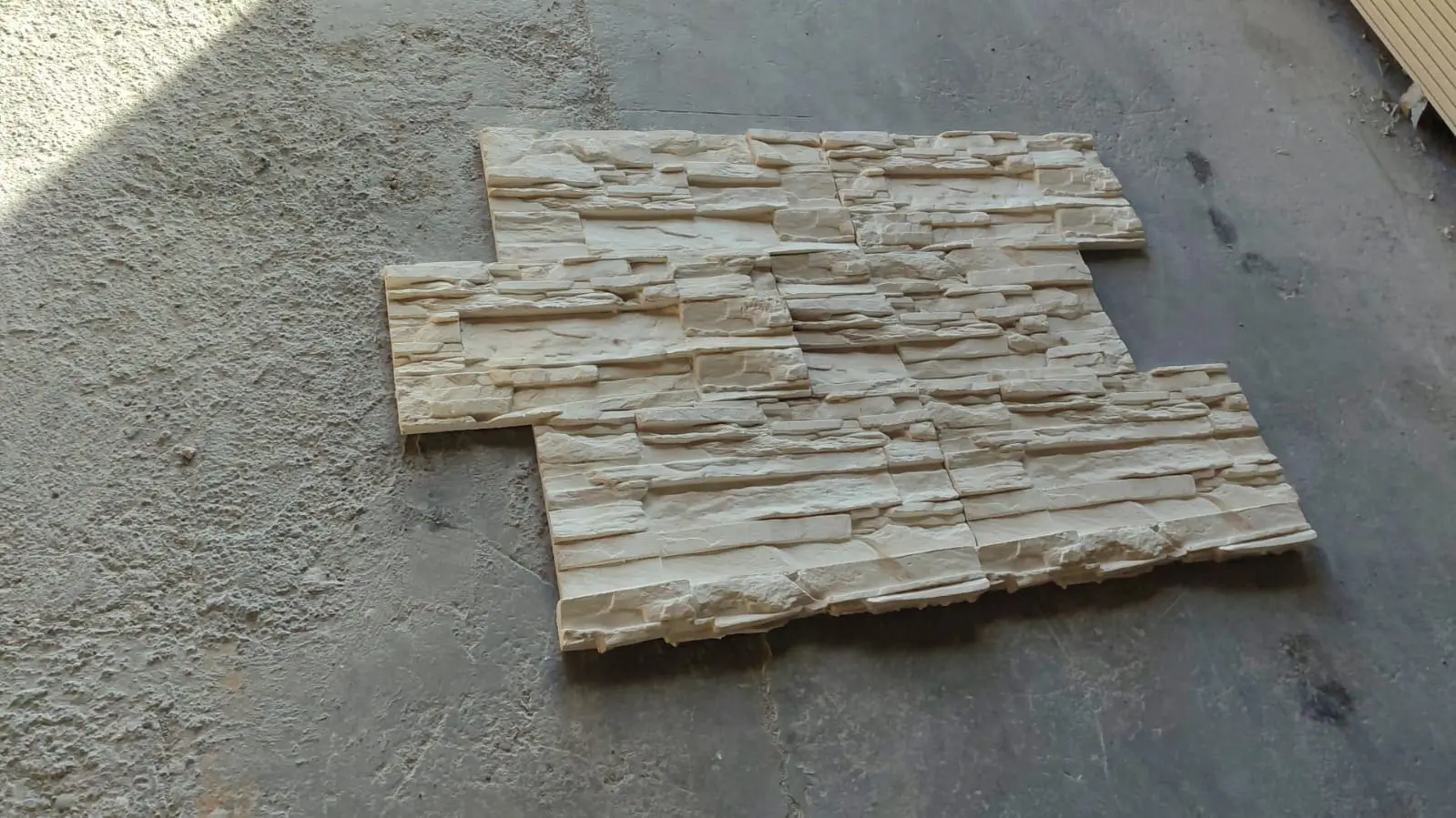 Aplicación de pieza decorativa en zócalo interior clásico