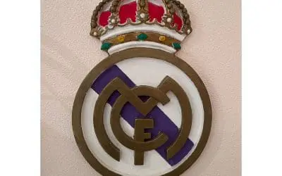Cómo pintar un escudo de escayola paso a paso (y decorar tu pared como un profesional)