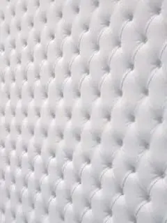 Instalación de elementos en relieve bajo diseño exclusivo
