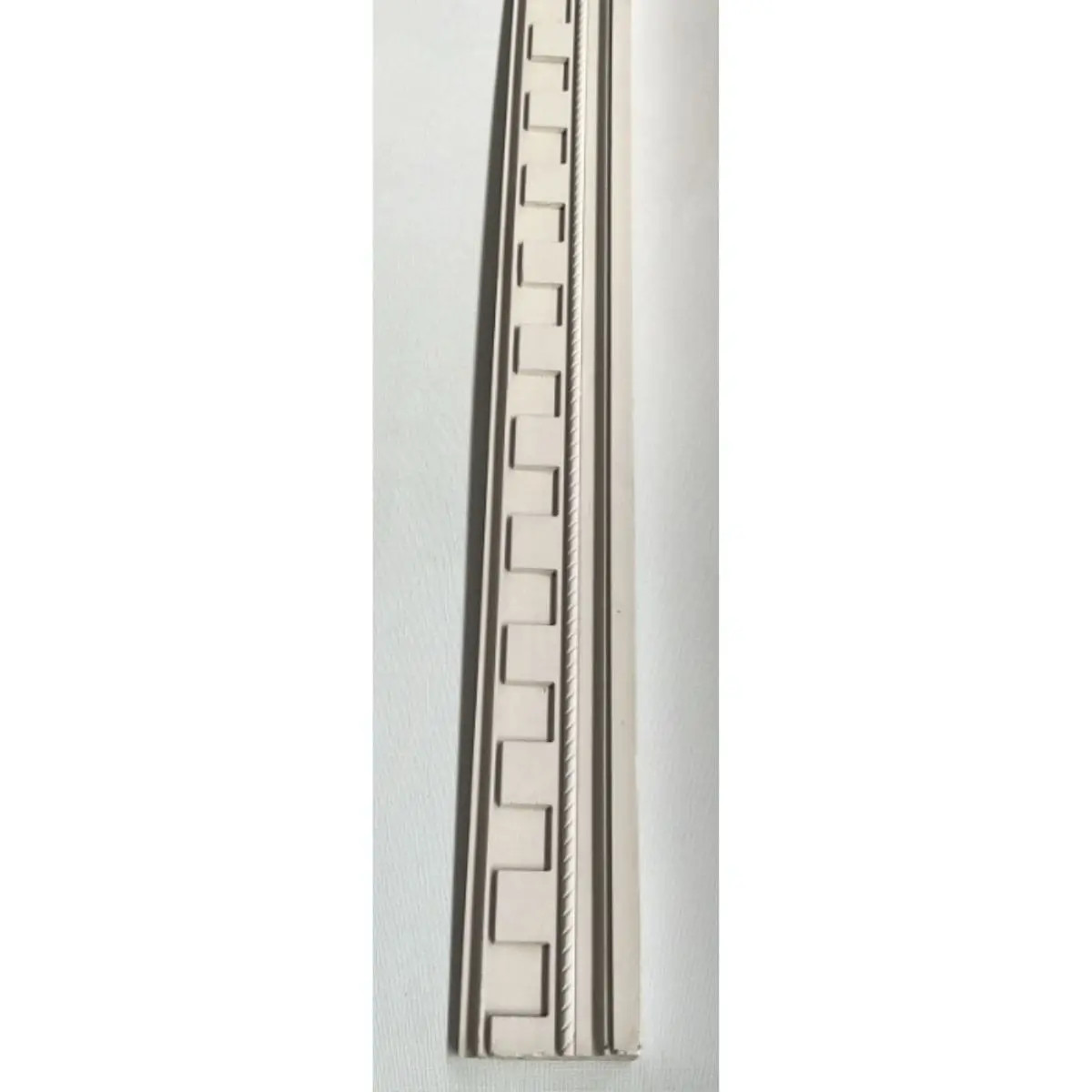 Moldura tipo friso dórico de escayola con relieve romano denticulado