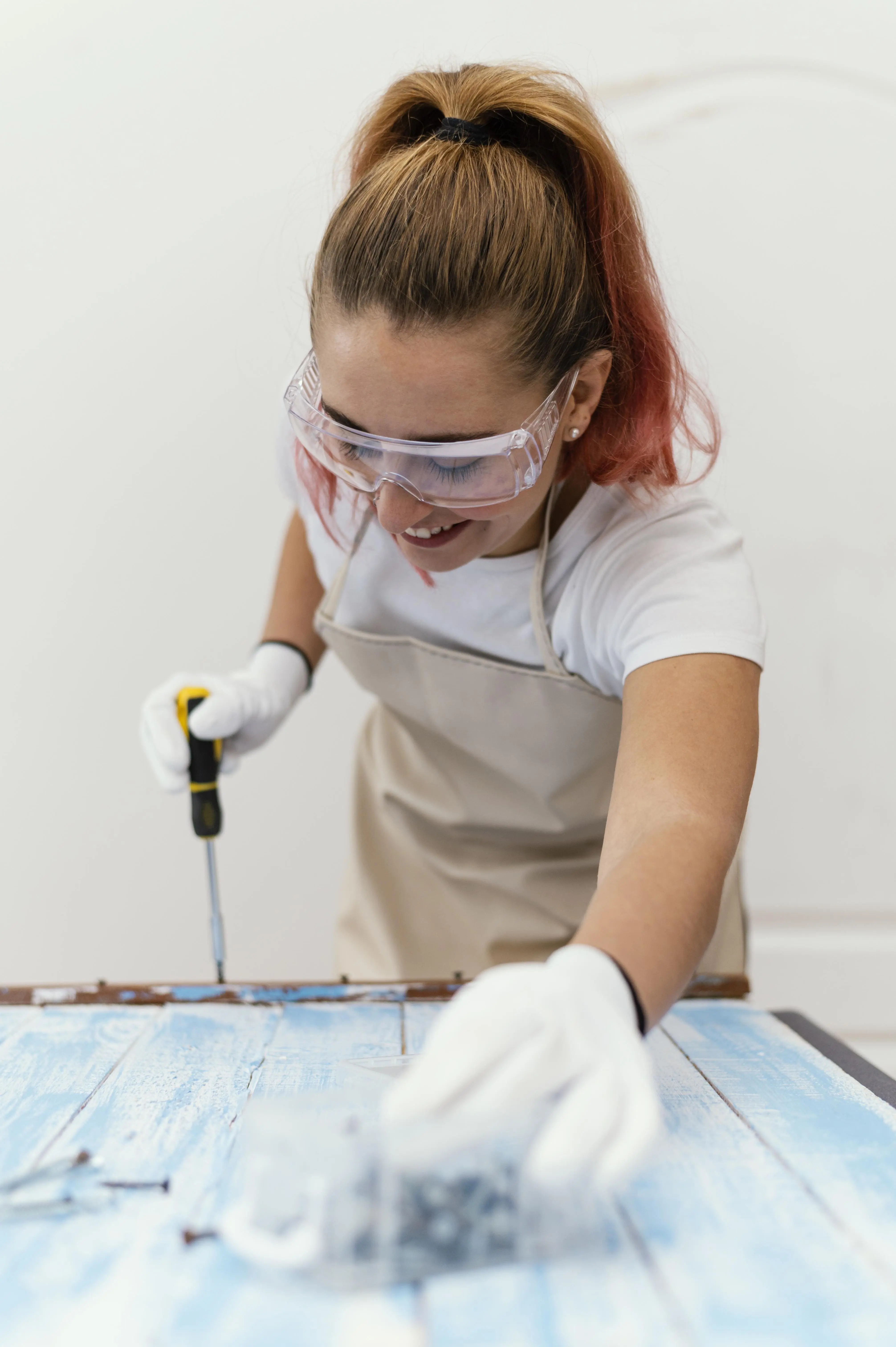 Persona preparando una manualidad para pintar una pieza decorativa, estilo DIY