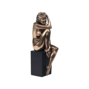 Figura de hombre desnudo de resina