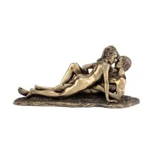 Figura Los amantes de resina con acabado bronce 12 x 10 x 27 cm