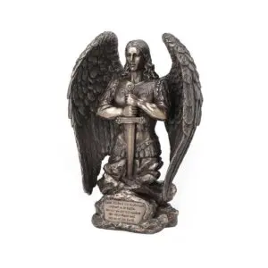 San Miguel orando figura religiosa de resina