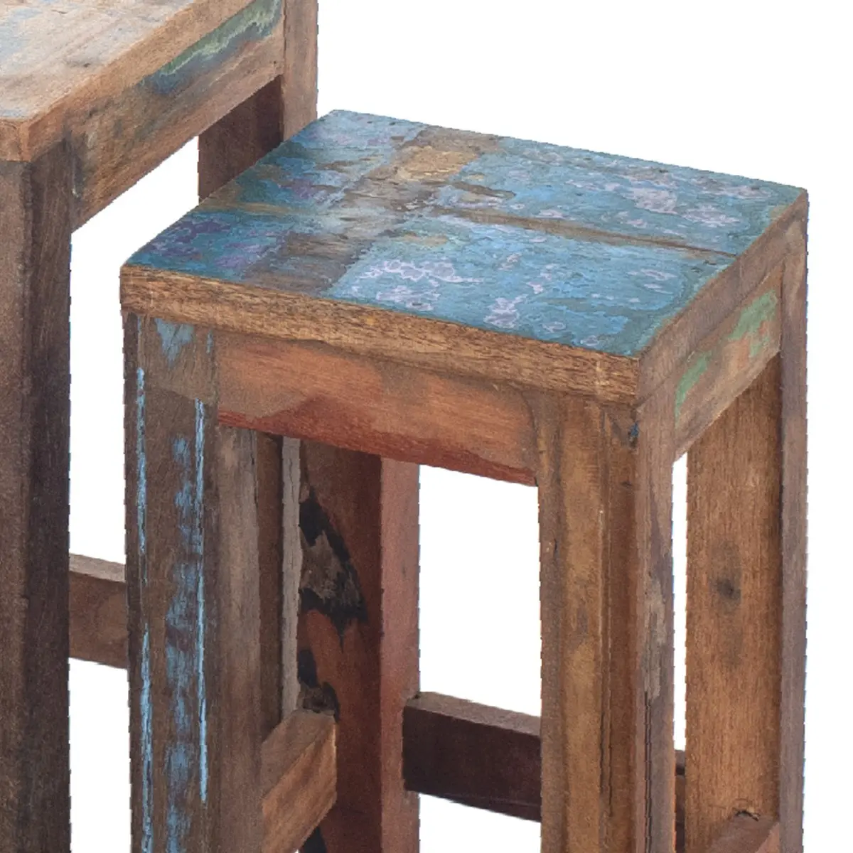 Set de mesas nido de madera integrado en un ambiente decorativo