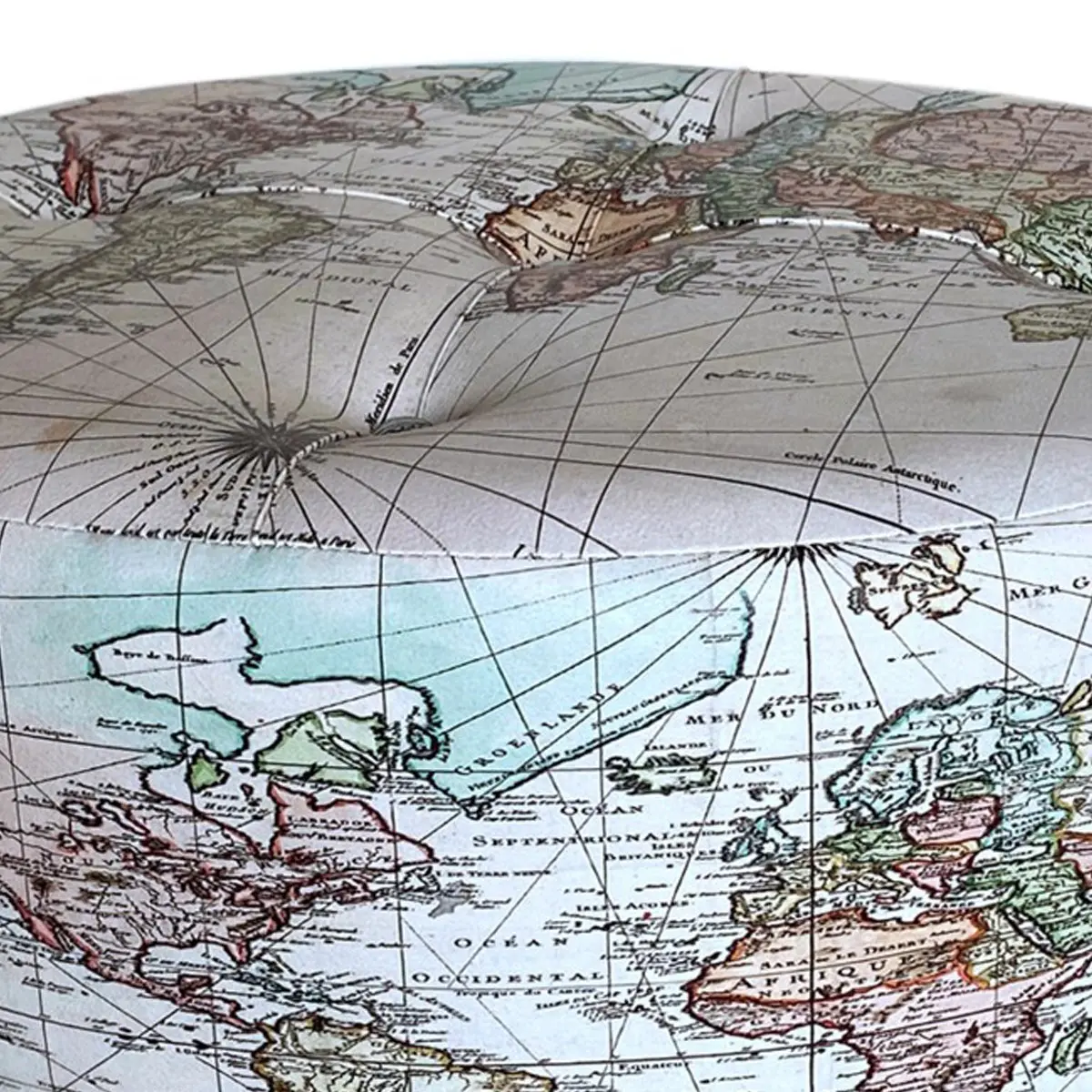 Detalle del diseño del taburete con mapa del mundo