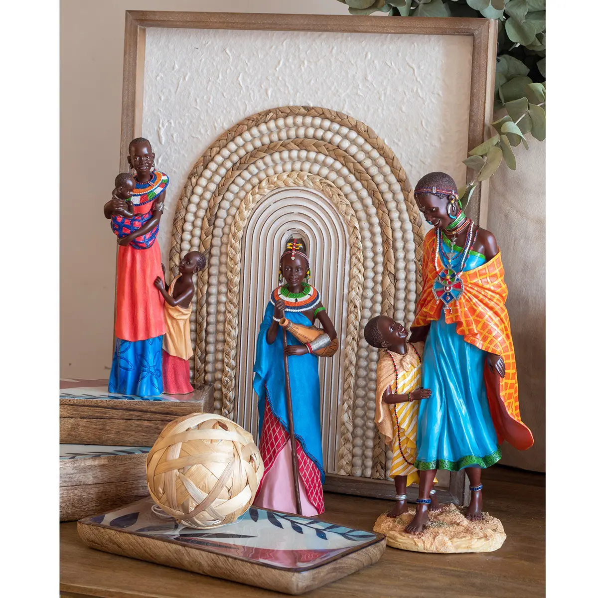 Detalle de figura africana de resina estilo étnico
