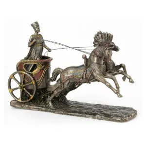 Figura decorativa de la reina egipcia Nefertiti en carro de resina