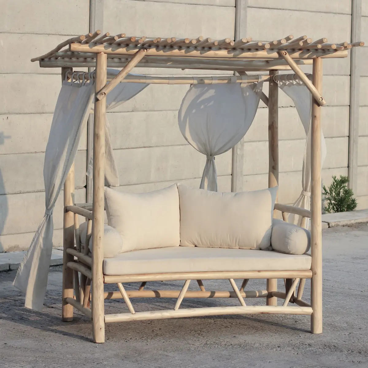 Sofá con dosel de madera de teca estilo natural