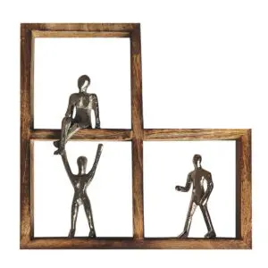 Adorno de pared con figuras y árbol en aluminio y madera