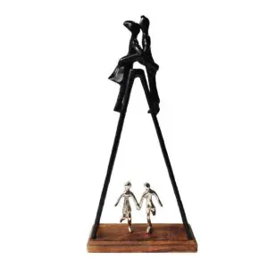 Figura decorativa de pareja con escalera e hijos