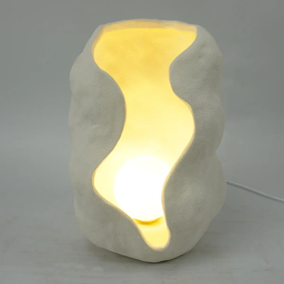 Lámpara de sobremesa de porcelana vista lateral