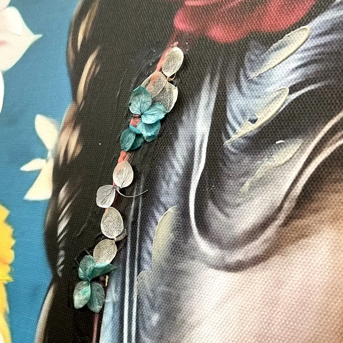 Detalle del cuadro de Frida Kahlo con diseño floral