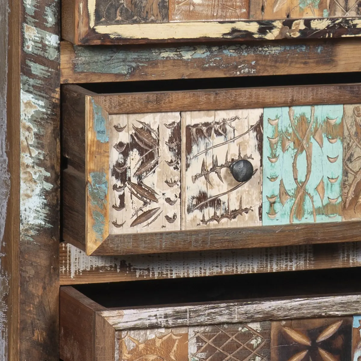 Detalle de los cajones del mueble auxiliar de madera