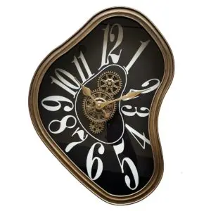 Reloj de pared con engranajes de metal y madera
