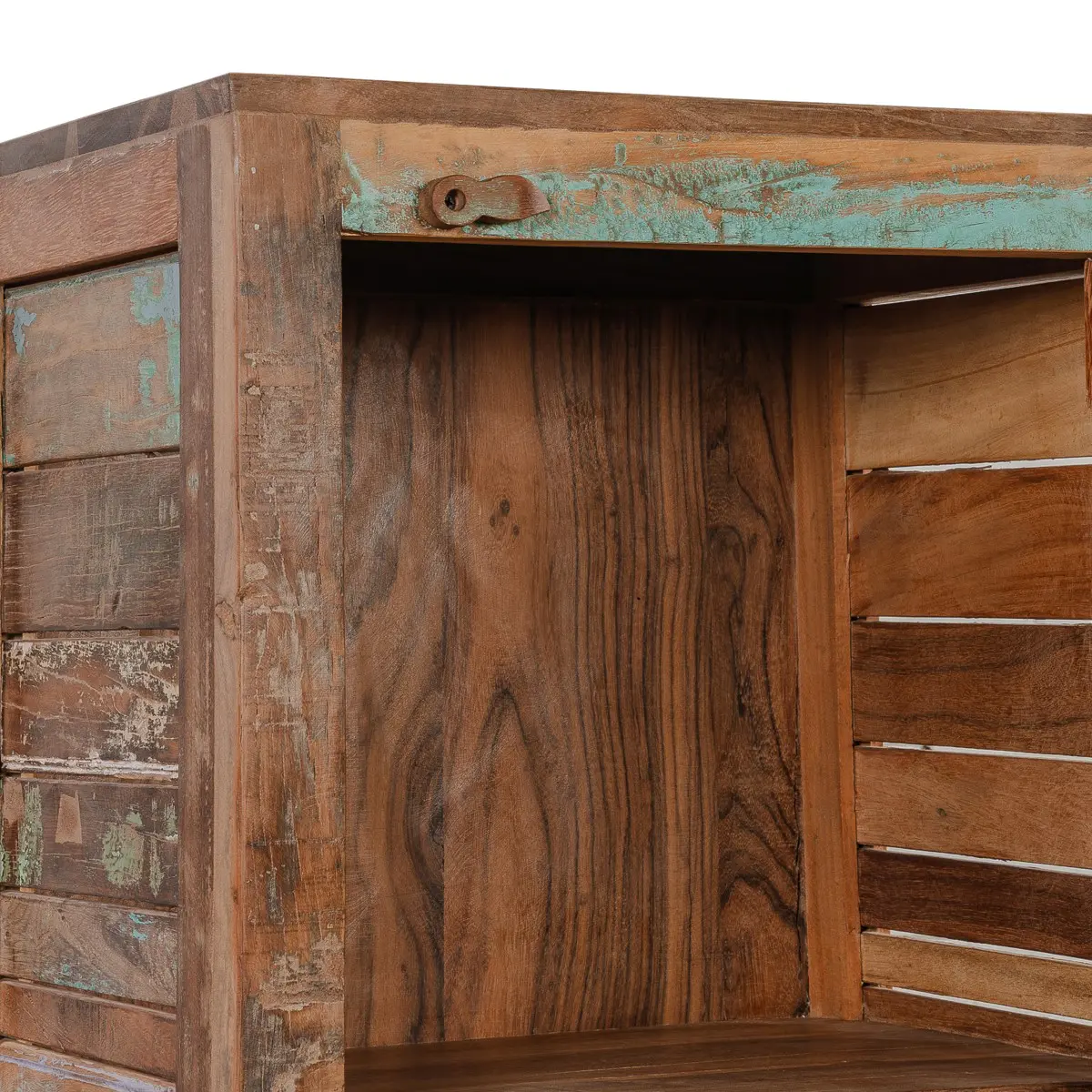 Interior del armario de madera con espacio de almacenamiento