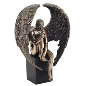 Figura de hombre con alas de resina 26 x 10,5 x 18 cm