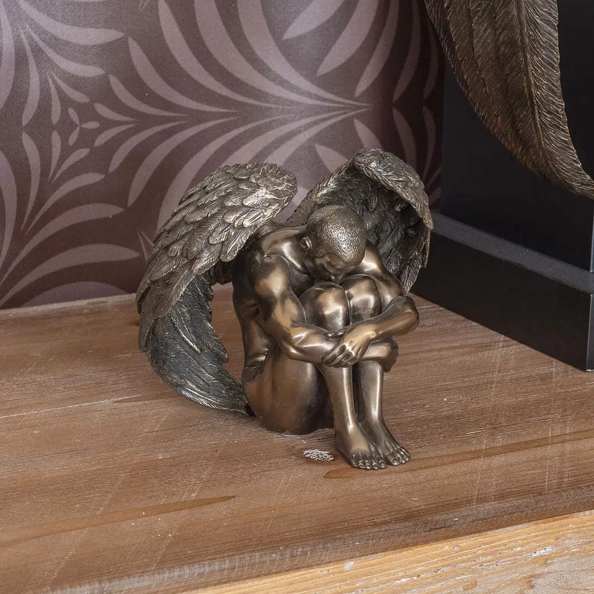 Figura decorativa de hombre con alas de resina sin pedestal