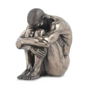Figura hombre sin rodillas bronce