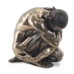 figura masculina sentada desnuda