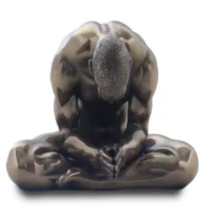 Figura decorativa de hombre en postura baja de resina