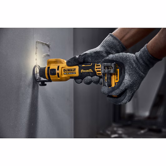 Corte de pladur con sierra dewalt para placa de yeso